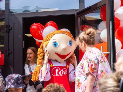 BUTIKKREYLLER - LEVERING OG MONTERING I DEN NYE BUTIKKEN I "TOPPEN" BUTIKKNETTVERK 6